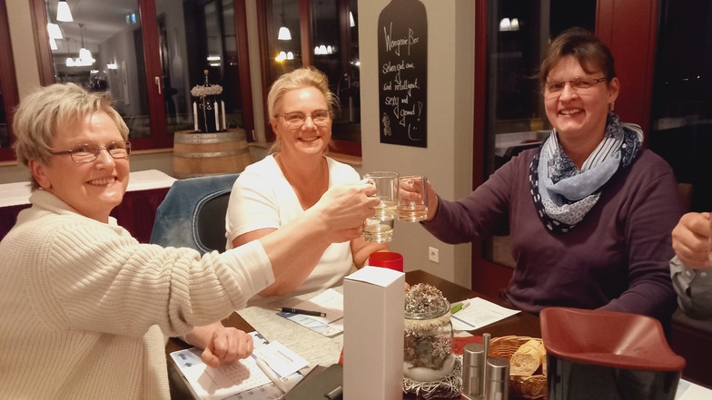Saßen bei der ersten Diesbar-Seußlitzer Glühwein-Blindverkostung gemeinsam als Jurorinnen an einem Tisch: (v.l.n.r.) Gabriele Dörner, Manuela Sörgel und Claudia Putzke.