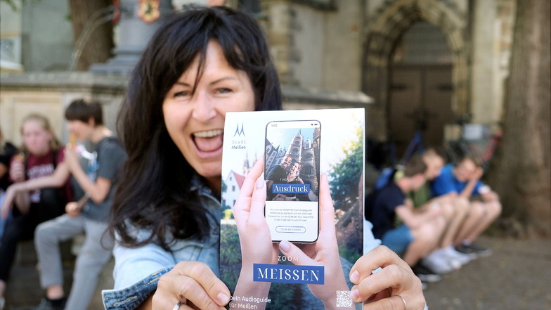 Christina Czach, Chefin der Tourist-Information Meißen, ist begeistert vom Audioguide "Zoom Meissen". Mit Prospekten will man auf das neue Angebot aufmerksam machen.