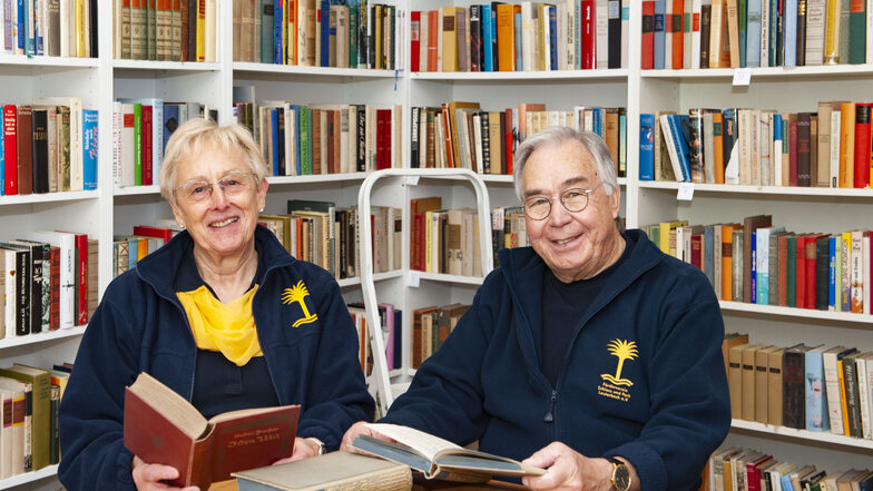 Christine und Gerd Werner haben mit viel Fleiß und Liebe alle Bücher und Tonträger fein säuberlich sortiert und die Räume urgemütlich eingerichtet.