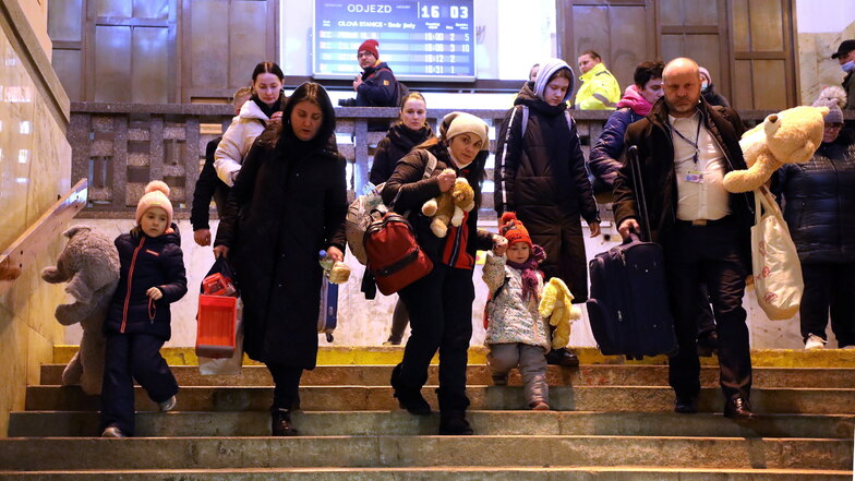 Tschechien, Bohumin: Geflüchtete gehen nach ihrer Ankunft mit einem Sonderzug eine Treppe am Bahnhof hinunter. In Tschechien ist ein erster Sonderzug mit Flüchtlingen aus der von Russland angegriffenen Ukraine eingetroffen.