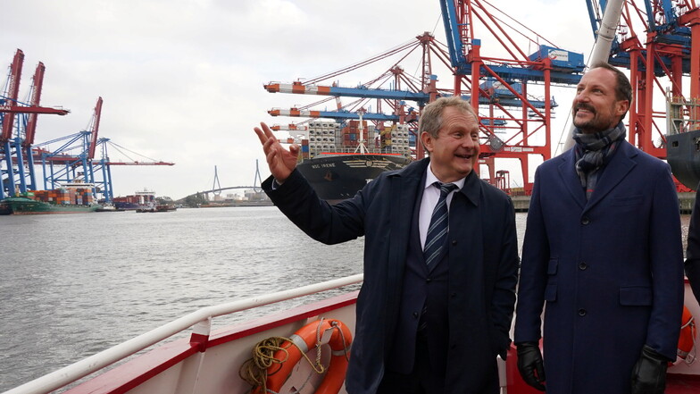 Der norwegische Kronprinz ist zu einem viertägigen Besuch nach Deutschland gekommen. Am Donnerstag war er unter anderem im Hamburger Hafen unterwegs.
