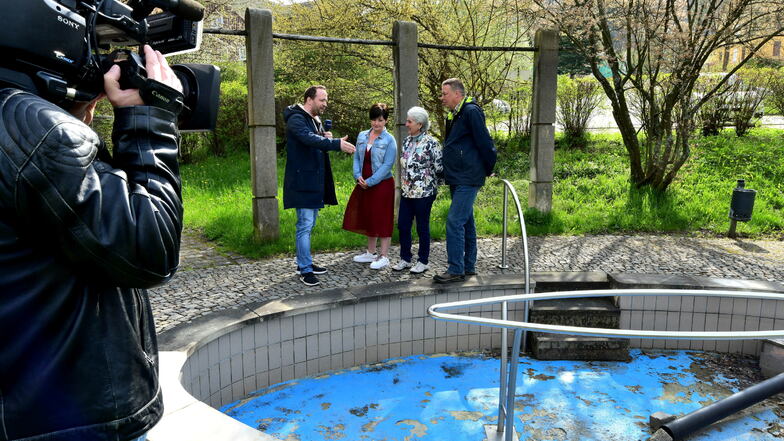 Die Tagesaufgabe für "Mach dich ran"-Moderator Mario D. Richardt hieß am 2. Mai in Jonsdorf: Neue Fliesen für das Kneipp-Becken im Kurpark besorgen.