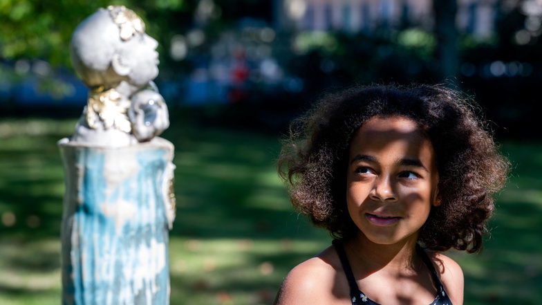 Im Britze-Garten gab es Kunst. Die neunjährige Pamela Tossou aus Bautzen fand den "Weltenspieler" besonders spannend.