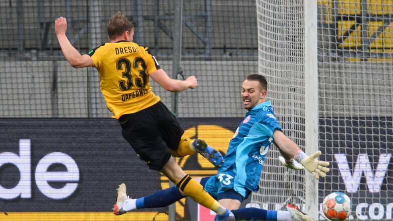 Christoph Daferner versucht den Ball zum mitgelaufenen Agyemang Diawusie zu passen und prallt dann mit Düsseldorfs Torwart Florian Kastenmeier zusammen.