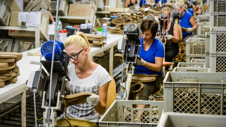 Birkenstock wird Zentrum der Kork-Latex-Sandaletten-Produktion.
