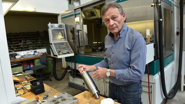 Gunther Flathe an einem seiner letzten Arbeitstage in der Werkzeugbau Winkelmühle GmbH. Zuletzt wurden Schneidwalzen für die Maskenproduktion gefertigt.