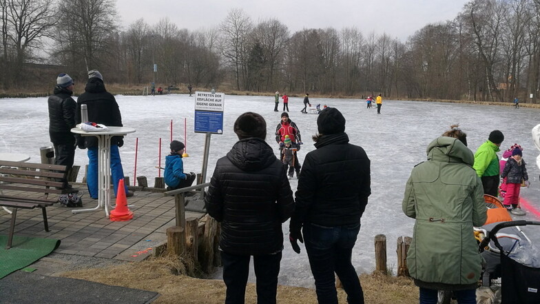 In Seeligstadt kann auf einem Teich des örtlichen Sportvereins Schlittschuh gelaufen werden.