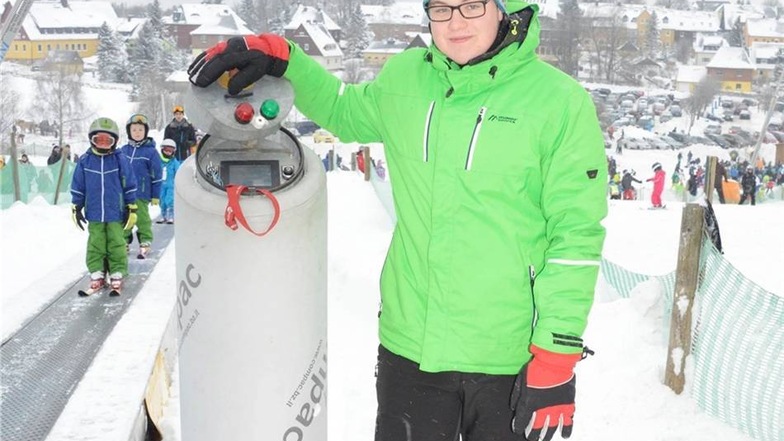 Martin Johann Pecik steht mit wachem Blick an dem Band, das Skifahrer nach oben bringt. Nicht jeder ist standsicher. Fällt einer runter, stoppt der 16-jährige Altenberger den sogenannten Zauberteppich. Sind alle wieder an Bord, startet er ihn neu.