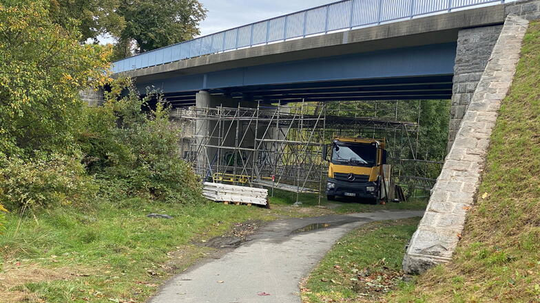 Unter der Brücke werden derzeit noch die Gerüste demontiert. Oben kann aber schon wieder gefahren werden.