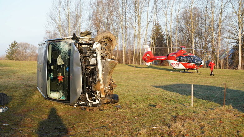 Bei dem Unfall bei Bautzen am Sonntagmorgen überschlug sich der Transporter. Auch ein Rettungshubschrauber kam zum Einsatz.