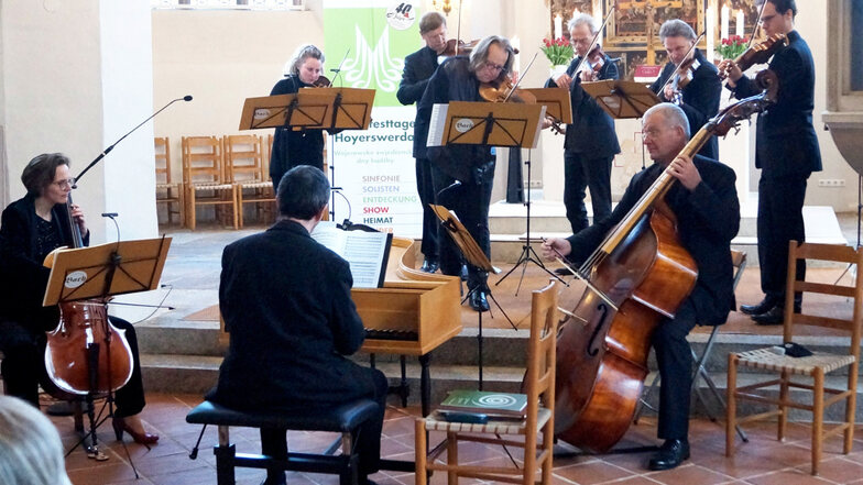 Das Thüringer Bach Collegium unter der Leitung von Gernot
Süßmuth (5.v.l.) hat die Zuhörer in Hoyerswerda begeistert.