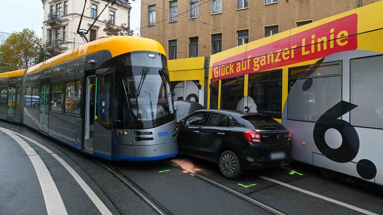 Auto stößt mit zwei Straßenbahnen in Leipzig zusammen - eine Verletzte
