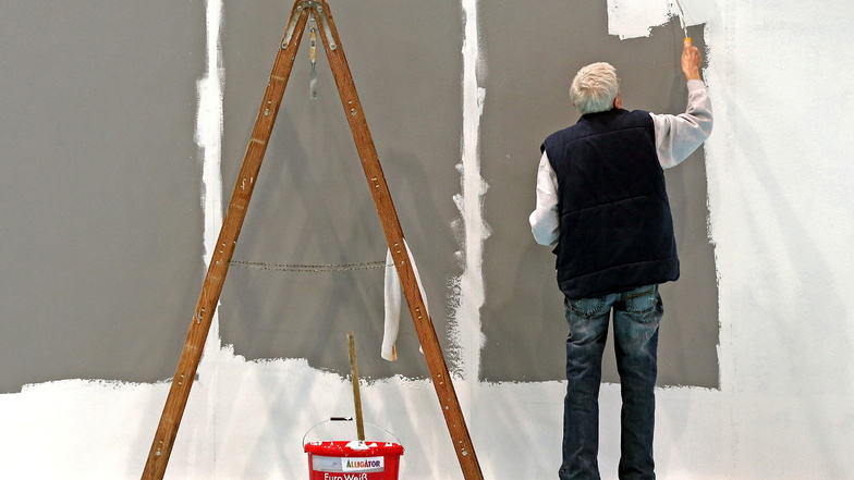 Ein älterer Mann streicht in Leipzig eine Wand: Immer mehr Ältere in Deutschland gehen einer Beschäftigung nach.