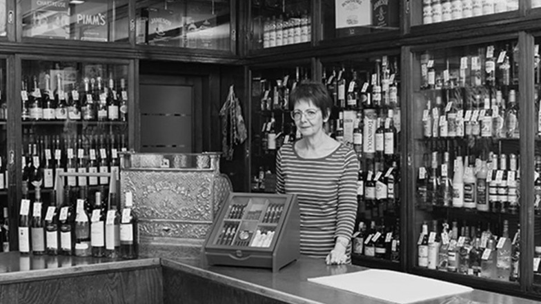 Seit 30 Jahren führt Ellen Bethe ihre Weinhandlung an der Ecke Böhmische/Alaunstraße. Die hat sie von ihrem Vater übernommen. Kundschaft sind eher die stillen Genießer. Ellen Bethe hat auch zurückhaltend auf das Fotovorhaben reagiert – und sich doch entschlossen.