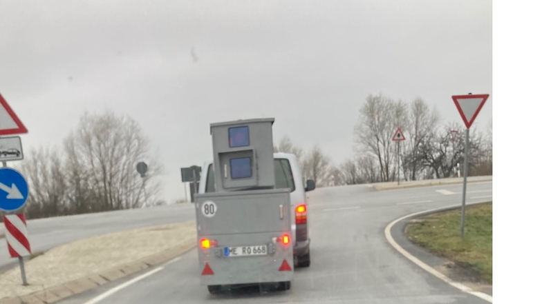 Der halb mobile Blitzer des Landkreises Görlitz ohne gültiges Nummernschild im fließenden Verkehr.