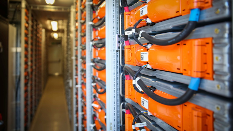 In 50 Schränken sind Batteriespeicher untergebracht, mit denen das Stromnetz stabilisiert werden kann.