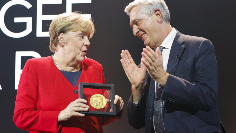 Angela Merkel erhält den UNHCR Nansen Refugee Award von Filippo Grandi.