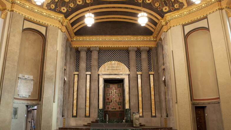 Der Toraschrein im Kuppelsaal der Synagoge wurde wiederhergestellt, ist aber heute nicht mehr verschließbar. In der früheren "Wochentagssynagoge" links daneben gibt es einen zweiten Toraschrein, der für jüdische Gottesdienste genutzt werden kann.