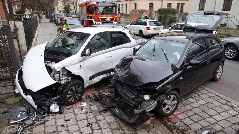 Der schwarze Corsa ist am Donnerstag in Dresden in einen Renault Twingo gekracht - das Ende einer Verfolgungsjagd.