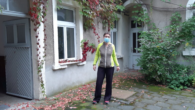 Berit Rasche steht im Hinterhof des ehemaligen Schützenhauses. Eine Ansicht, die so nur wenige kennen.