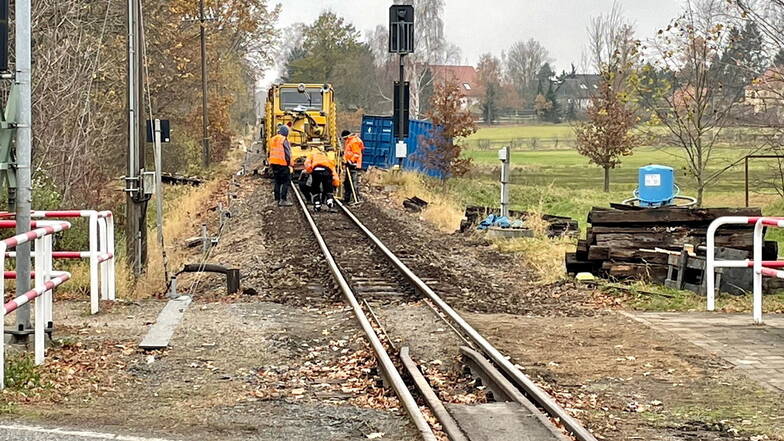 Eine Gleisbaumaschine war diese Woche in Moritzburg im Einsatz.
