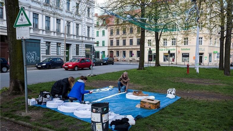 Am Freitag montierten die Künstler die „Wolkenschaukel“ am Otto-Buchwitz-Platz wieder, nachdem die Elemente seit Dienstag abgenommen und repariert wurden. Fotos: Pawel Sosnowski, Görlitz Art