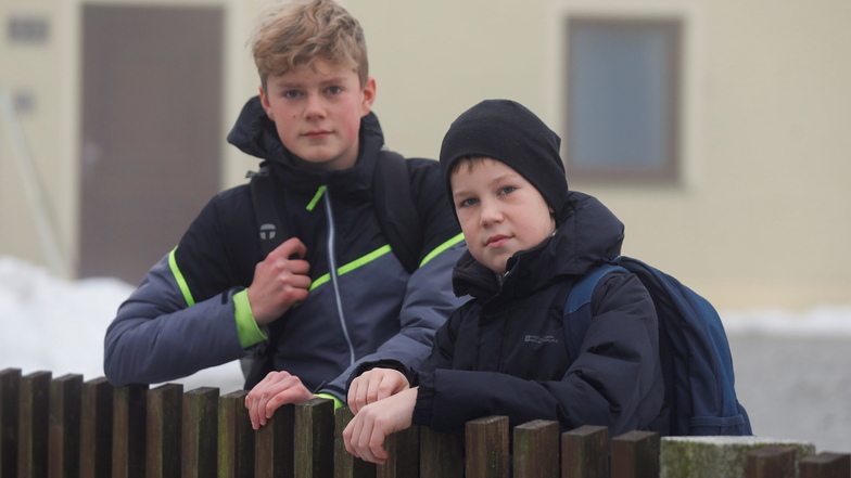 Die Brüder Dennis (13) und Domenik (10) gehören zu den Kindern aus Lückendorf, für die der Schulweg eine Gebirgsrundreise mit Risiko geworden ist.