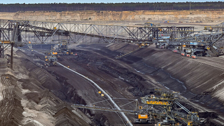 Förderanlagen stehen im Braunkohletagebau Jänschwalde der Lausitz Energie Bergbau AG (LEAG). Die neue Regierung will offenbar schon bis 2030 aus der Kohle als Energieträger aussteigen.