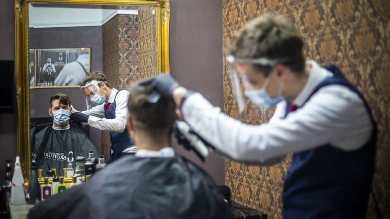 Jetzt können auch in Tschechien die Friseure wieder ihrer Arbeit nachgehen. In manchen Salons reichen die Terminbuchungen schon bis in die Sommermonate.