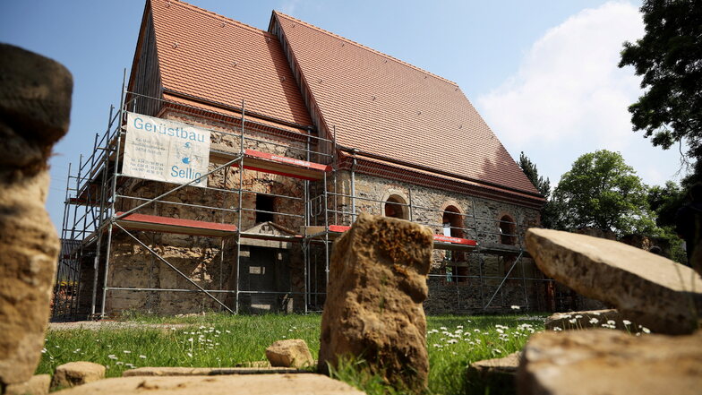 Die Canitzer Kirche ist mittlerweile eingerüstet, demnächst sollen die Arbeiten an der Fassade beginnen.