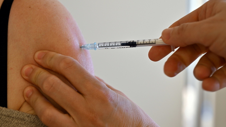 Eine Impfung gegen Corona. Im Herbst will die Firma Biontech mit einem an die Omikron-Varianten angepassten Impfstoff auf den Markt kommen. Inzwischen steigt die Anzahl der Covid-Fälle im Landkreis Meißen wieder.