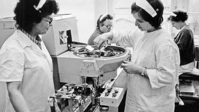 6. Dezember 1979: Die Kolleginnen Kayser (vorn rechts) und Ritter (links) beim Abfüllen von Oralimpfstoff am Dosierautomat. Foto: SZ/Waltraut Kossack