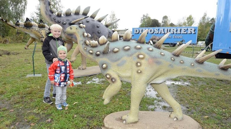 Der Dino-Park Für Kinder, aber nicht nur für sie ein Erlebnis, mal einem Dinosaurier gegenüberzustehen, hier Simon und sein Cousin Julian aus Börnchen bei Bannewitz.