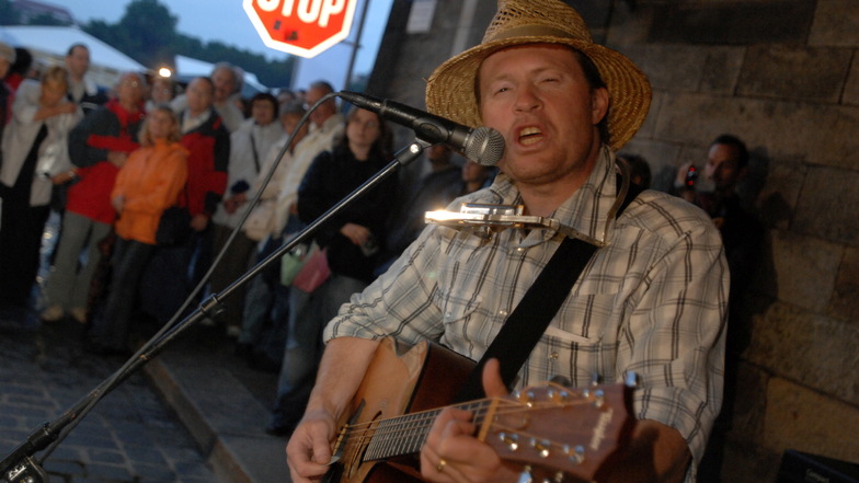 Beim 10. Dresdner Stadtfest im Sommer 2008 stand der Auftritt von Jimmy Kelly in keinem Programmheft. Spontan hatte er sich an die Straße gesetzt und musiziert.