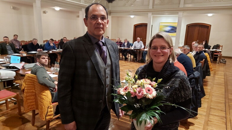 Roßweins Bürgermeister Hubert Paßehr hat am Donnerstagabend die neue Stadträtin Katrin Stenker vereidigt.