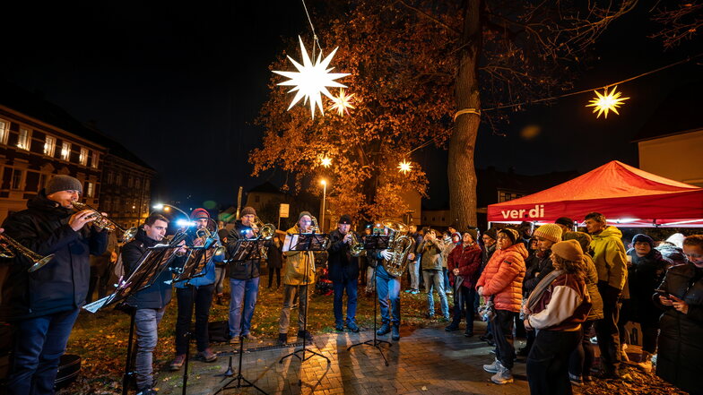 Die Roßweiner haben die Adventszeit am Montag eingeläutet. Zum zweiten Mal ist der Nordplatz mit Herrnhuter Sternen geschmückt. Ab Freitag wird in Roßwein der 30. Weihnachtsmarkt gefeiert.