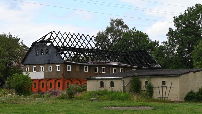 Der Dachstuhl des fast fertig sanierten Umgebindehauses in Ruppersdorf brannte in den Morgenstunden völlig aus.