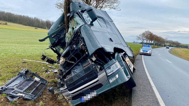 Lkw-Fahrer überlebt schweren Unfall bei Großhennersdorf ohne Verletzungen