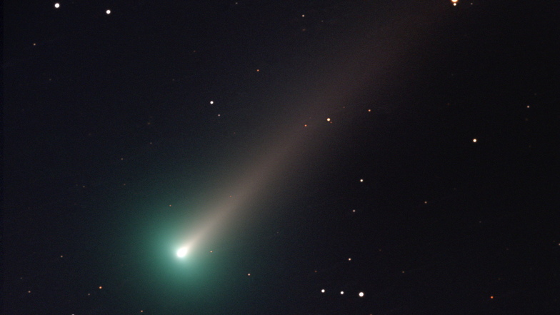 Komet fliegt an der Erde vorbei
