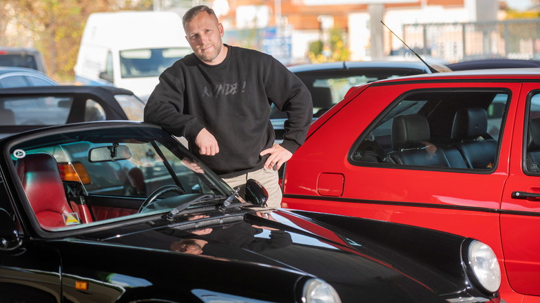 "Jetzt wird's wild, Kunde!" Enrico Tetzlaff an seinem Privat-Porsche auf dem Heidenauer Betriebsgelände. Mit kessen Sprüchen und coolen Karossen beglückt der Big Boss seine Fangemeinde.
