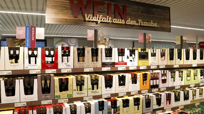 Überall im Markt finden die Kunden verschiedene Themenwelten wie hier die Weinwelt.