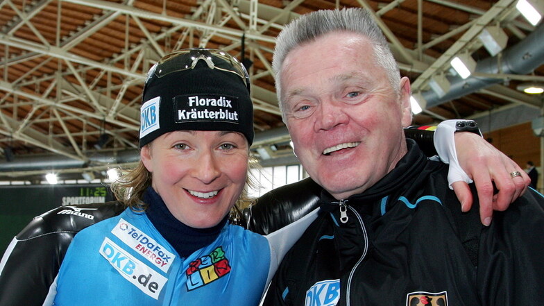 Claudia Pechstein (l) und ihr früherer Erfolgstrainer Joachim Franke stehen 2008 in der Eishalle im Sportforum Berlin-Hohenschönhausen.