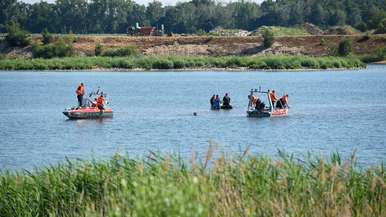Feuerwehr, Rettungsdienst, Wasserwacht und Polizei hatten stundenlang im Mühlfeldsee nach dem Mann gesucht - vergebens.