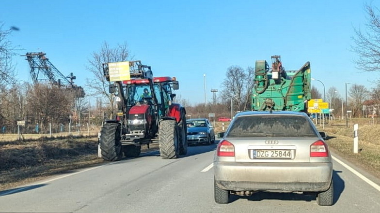 Am Mittwochmittag blockierten Bauern den Kreisverkehr an der B 99 in Görlitz-Hagenwerder.
