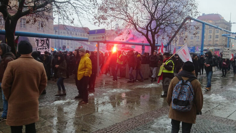 Leuchtfeuer auf der Demo gegen das Polizeigesetz in Dresden