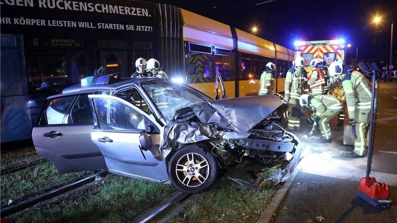 Beim Zusammenstoß einer Straßenbahn mit einem Auto auf der Löbtauer Straße ist ein 48 Jahre alter Mann schwer verletzt worden. Auch der Bahnfahrer wurde verletzt.