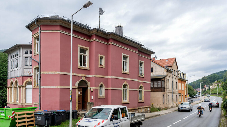 Entlang der Bundesstraße in Königstein wurden zuletzt gleich sechs Immobilien versteigert.
