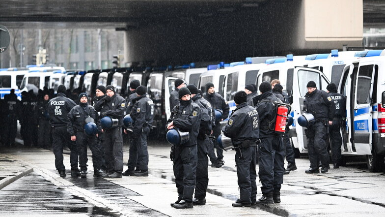 Poilzei vor Beginn des rechtsextremistischen Aufmarsches vor dem Dresdner Hauptbahnhof.