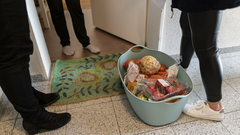 Mitarbeiterinnen des Malteser Hilfsdienstes stehen mit Lebensmitteln vor einer Haustür. Die Mitarbeiterinnen in Freiburg hatten einen Einkaufs- und Lieferdienst für Bedürftige auf die Beine gestellt.