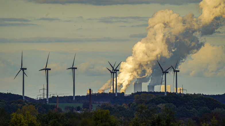 Blick auf das Kraftwerk Boxberg, davor Windräder an der Deponie in Wetro. Der Ausbau der Windkraft in Sachsen aber kommt langsam voran.